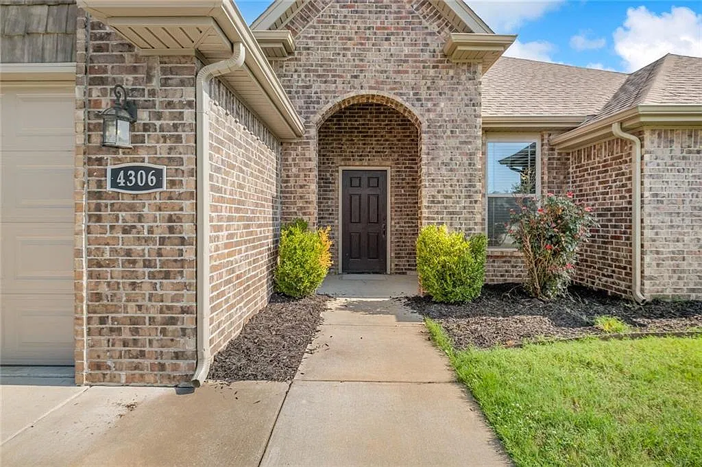 3 bed, 1731 sqft, $2,150 — Photo 3