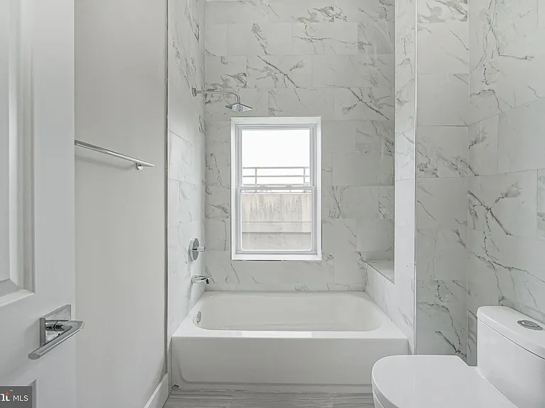 1072 N Front St #A — Photo 8