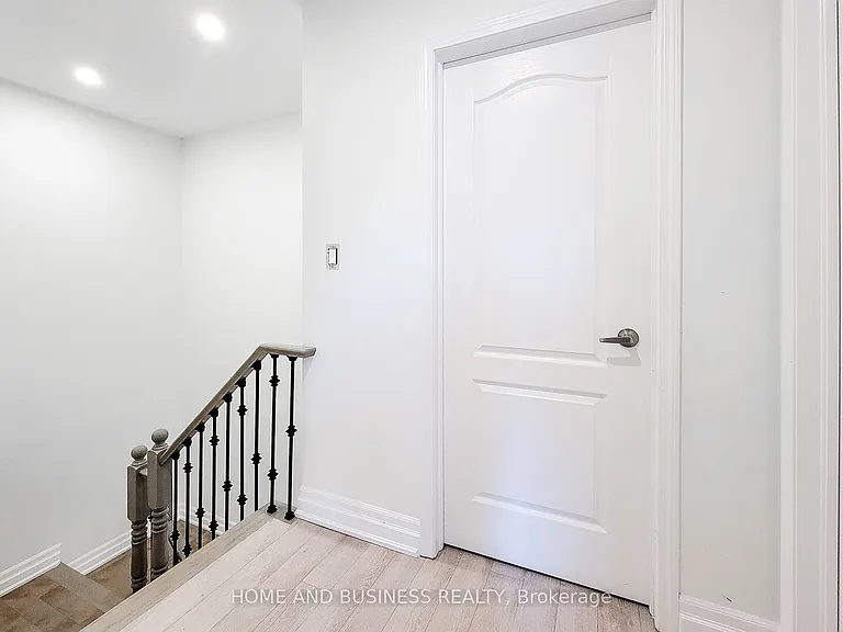 2374 Baintree Cres — Photo 16