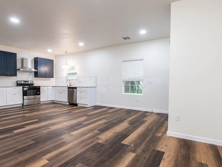 315 S Green St — Photo 4