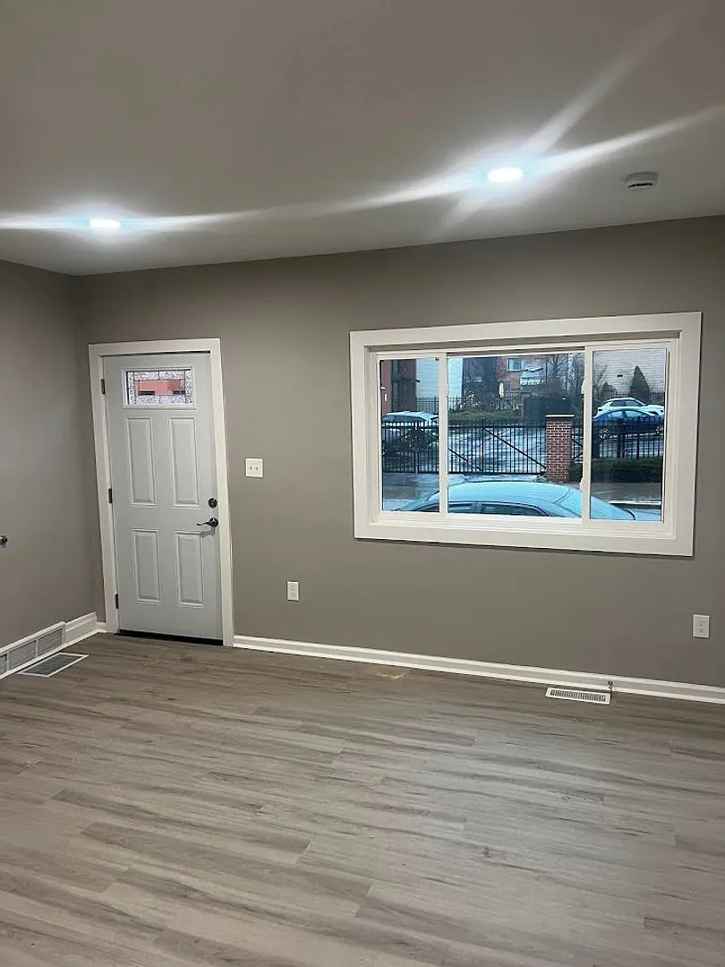 Newly Renovated 3 Bedroom Home In The Southside. Available November. — Photo 4