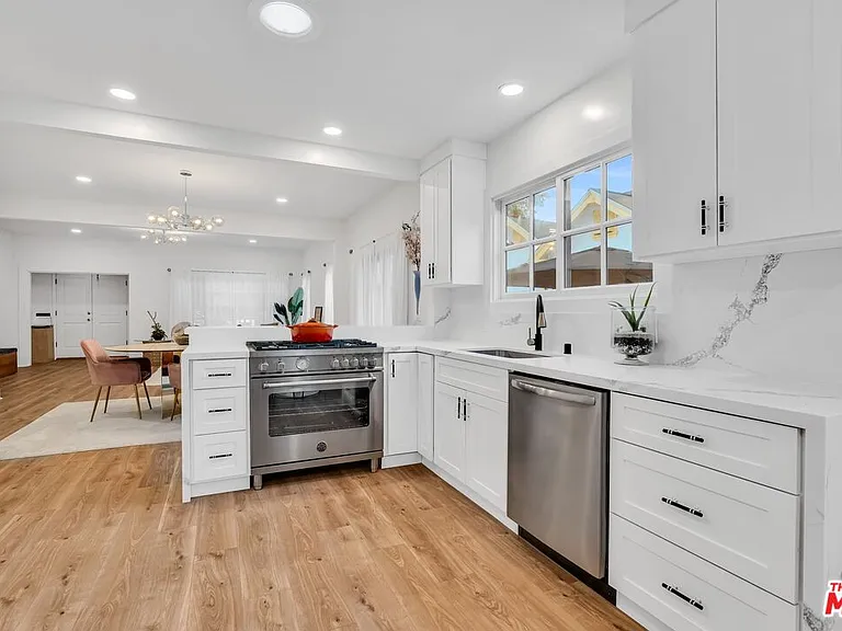 653 W Knoll Dr — Photo 2