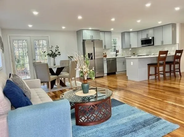 820 Center St, Pembroke, MA 02359