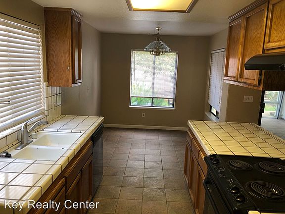 4th image of 5011 Laguna Park Dr