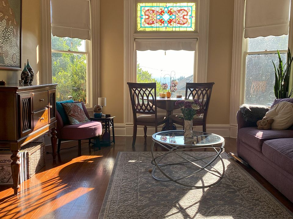 Enjoy morning coffee with this sun drenched room with a view of Mt Hood (or, this can be your 2nd bedroom)