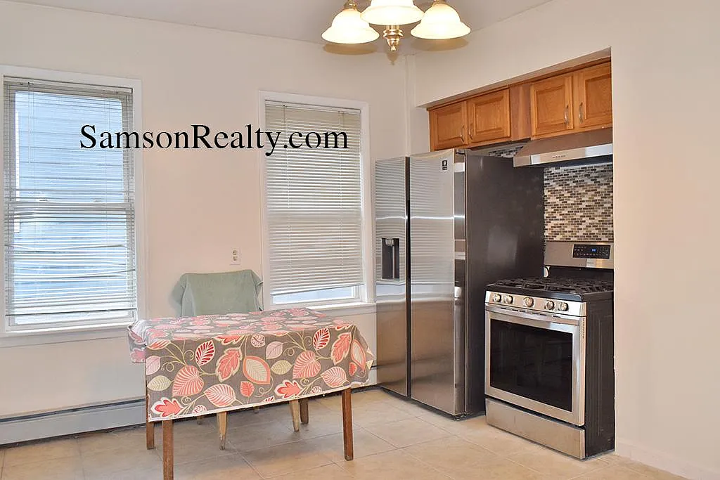 3 bed, $1,900 — Photo 2