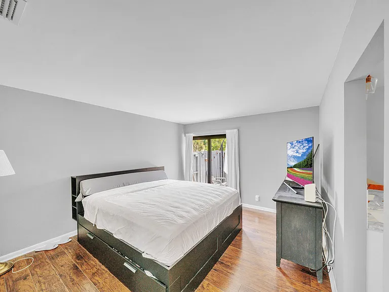 235 NW 15th St — Photo 7