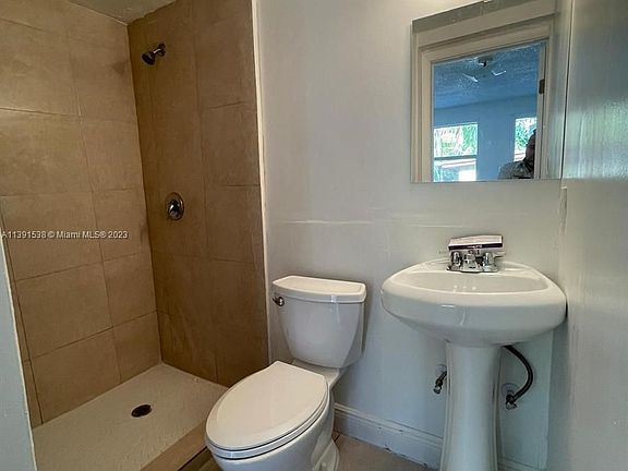 4th image of 633 NW 15th Ave #11