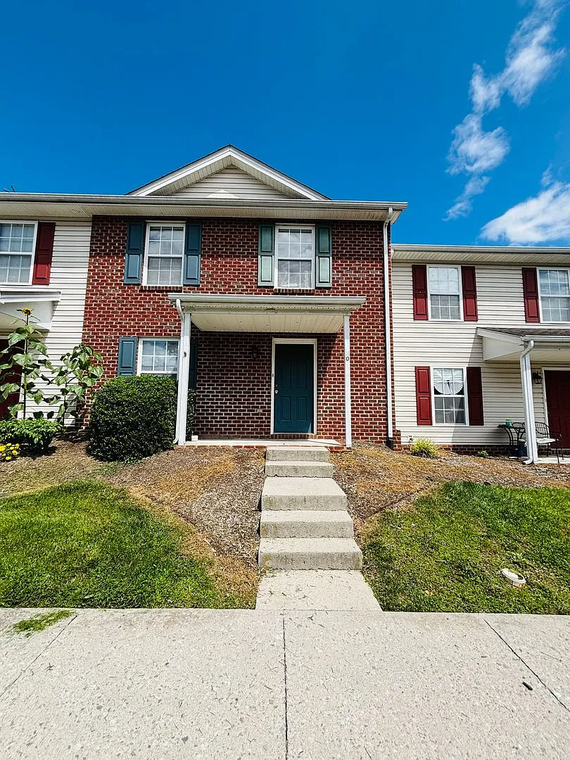 4 Bedroom, 3.5 Bath Townhouse — Photo 1
