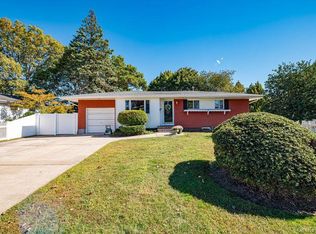 191 E 2nd St, Deer Park, NY 11729