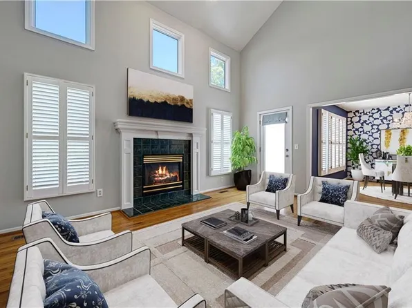 5852 Park Cir, Shawnee, KS 66216