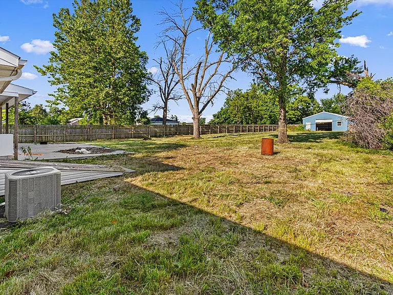 535 Wallace St — Photo 25