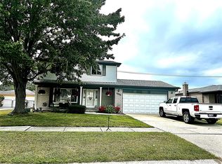 27366 Oakcrest Dr, Brownstown, MI 48183