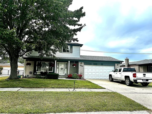 27366 Oakcrest Dr, Brownstown, MI 48183