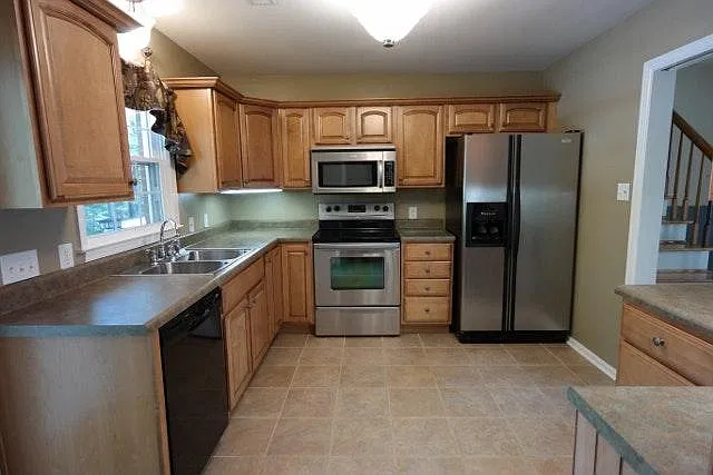 3 bed, 2646 sqft, $2,400 — Photo 2