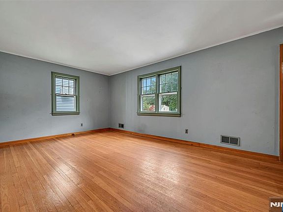 3rd image of 725 Millbrook Rd