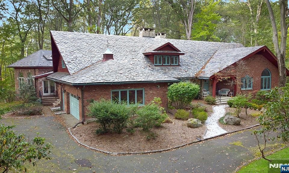 1st image of 17 Deerhill Dr