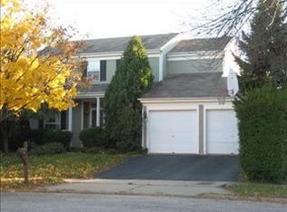 11 Arthur Ct, Streamwood, IL 60107