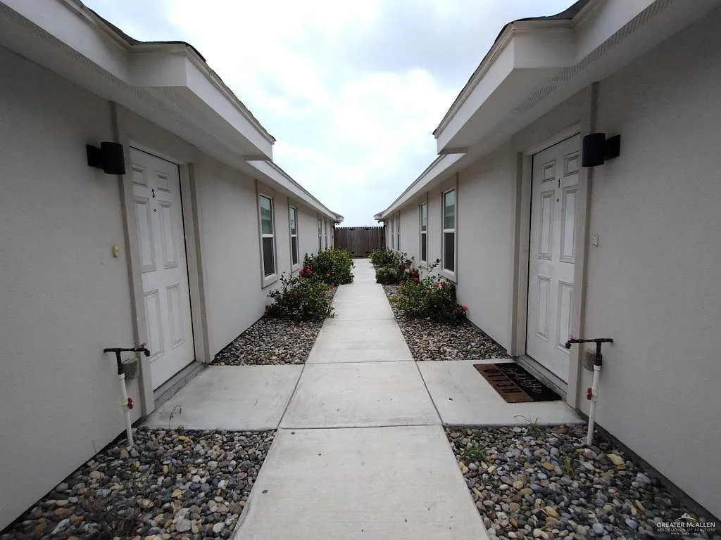 3 bed, 2.0 bath, 1069 sqft, $1,150 — Photo 2