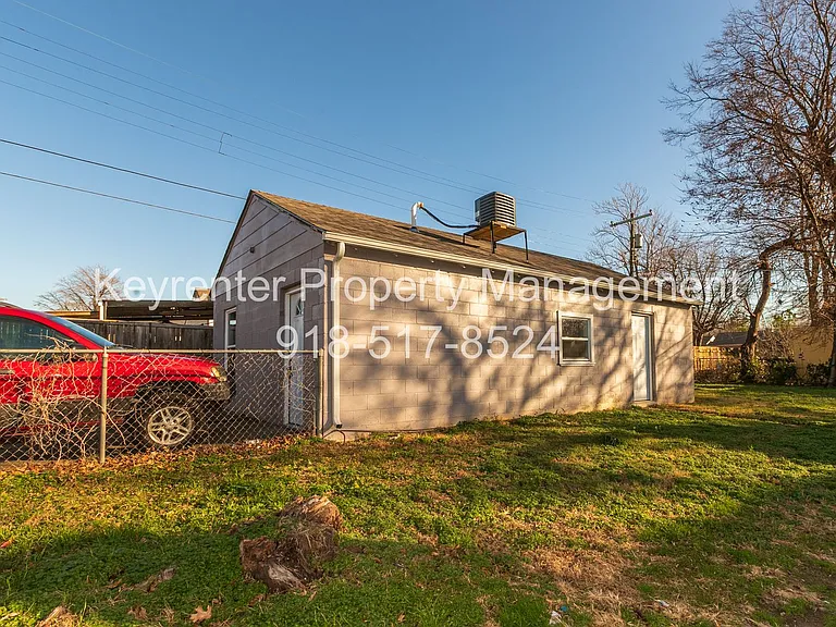N Lewis Pl Triplex — Photo 21