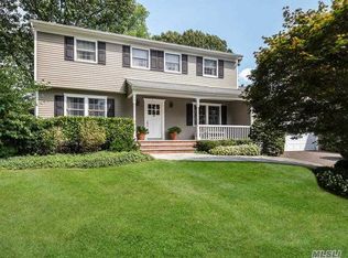 2 Bay Path Ct, Huntington, NY 11743
