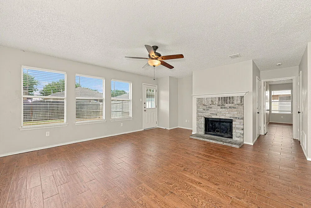 3 bed, 2.0 bath, 1593 sqft, $2,035 — Photo 3