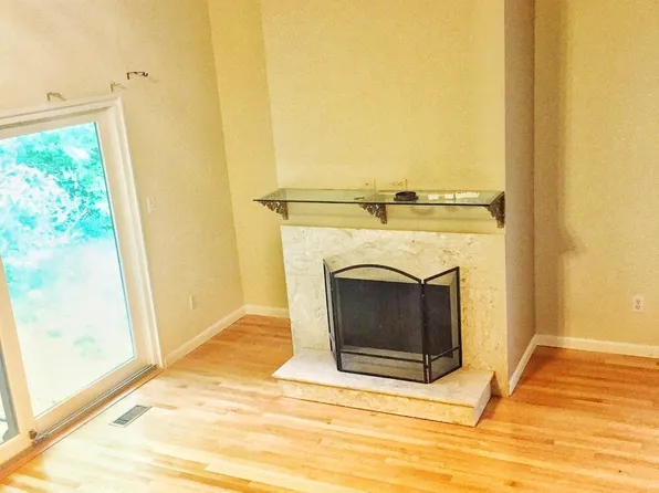 140 Hunters Ln, Newington, CT 06111