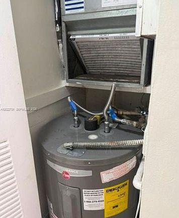 4th image of 9475 Palm Cir N