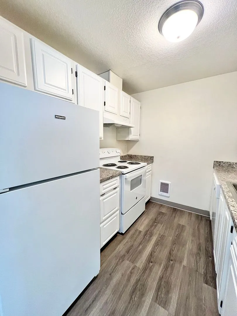 Willow Creek Apartments — Photo 3