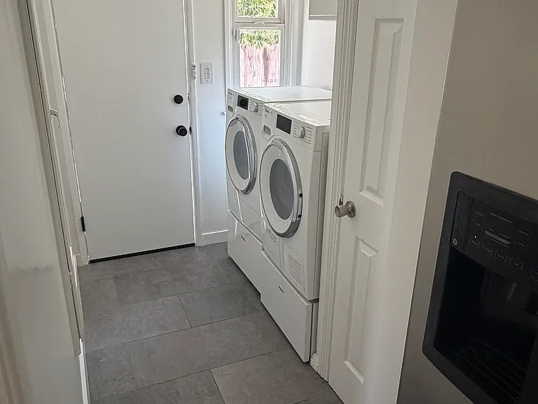 1221 S Curson Ave — Photo 16