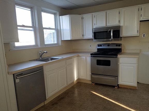 Large Eat-In Kitchen