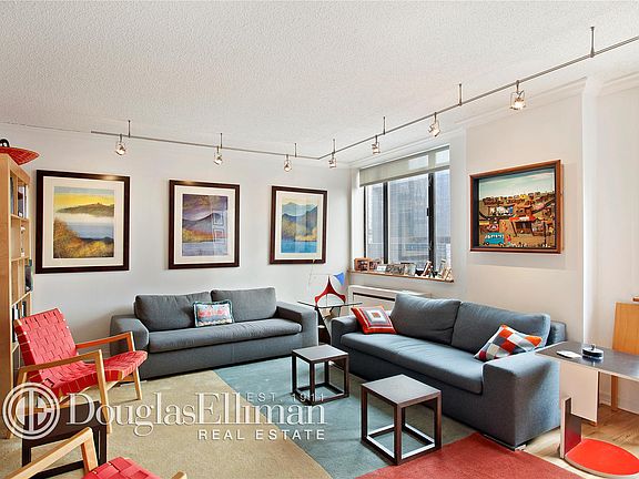 3rd image of 30 W 61st St APT 27A