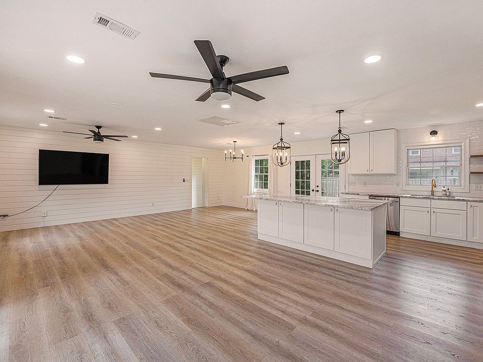 Spacious open living/dining area