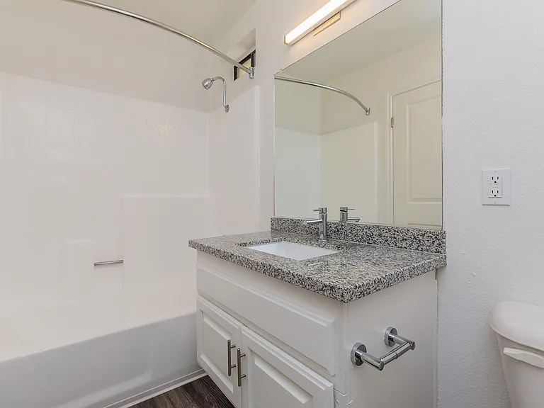 Villa La Paz Apartment Homes — Photo 47
