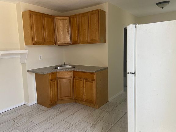 4th image of 68 Jackson St APT 3R