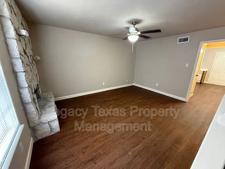 1607 N Nolan River Rd #C — Photo 5