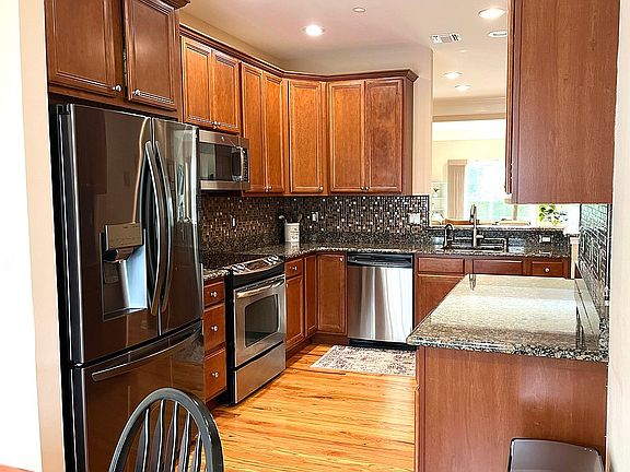 3rd image of 143 Somerset Dr
