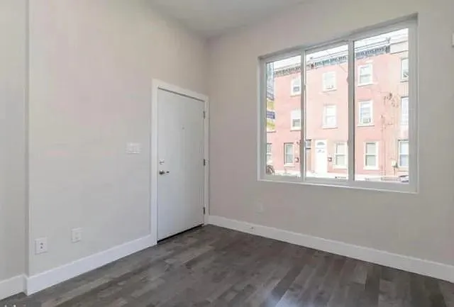 3 bed, 1200 sqft, $2,400 — Photo 4