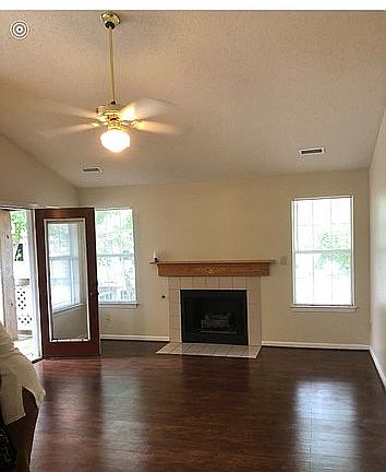 2nd image of 806 Horizon Ln