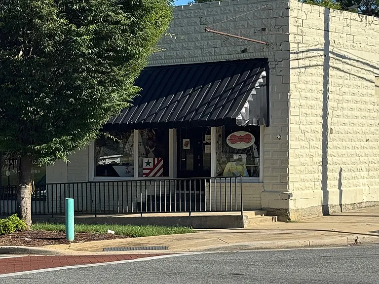 102 W Virginia Ave — Photo 3