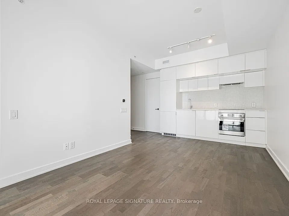 185 Roehampton Ave #615