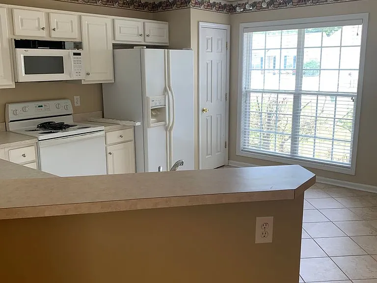 2170 Franklin St — Photo 3