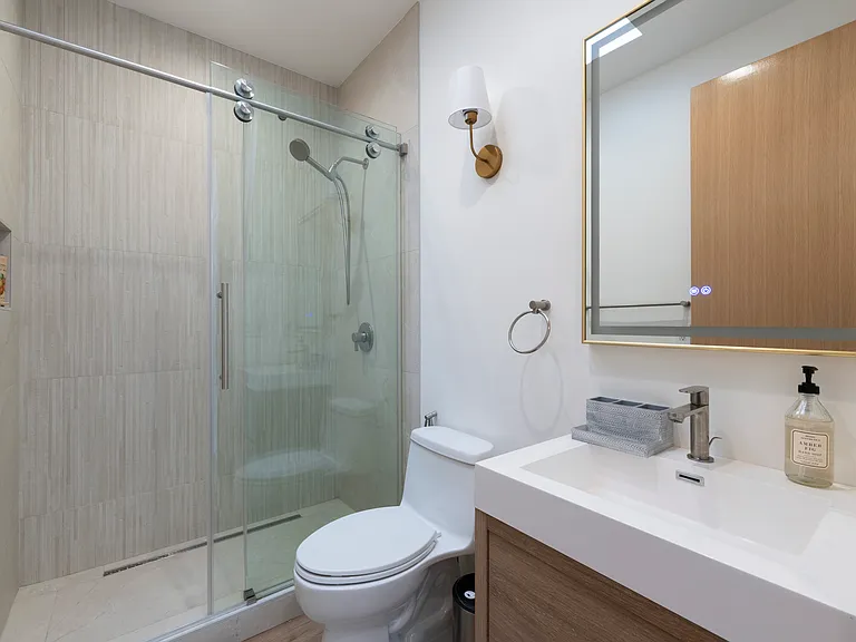 2450 Coldwater Canyon Dr — Photo 31