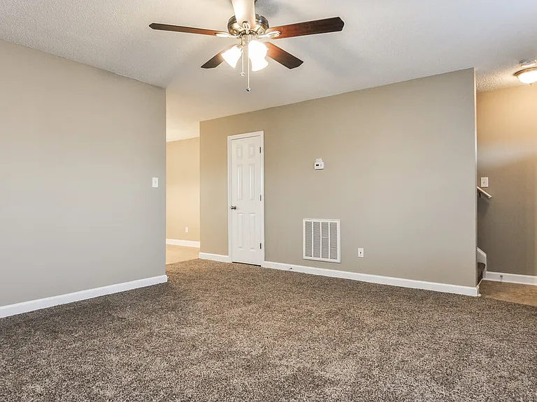 101 Mayfair Ct — Photo 5