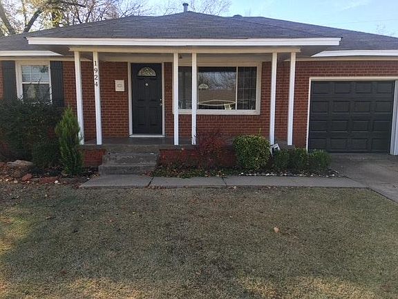 Single Car Garage w Automatic Opening