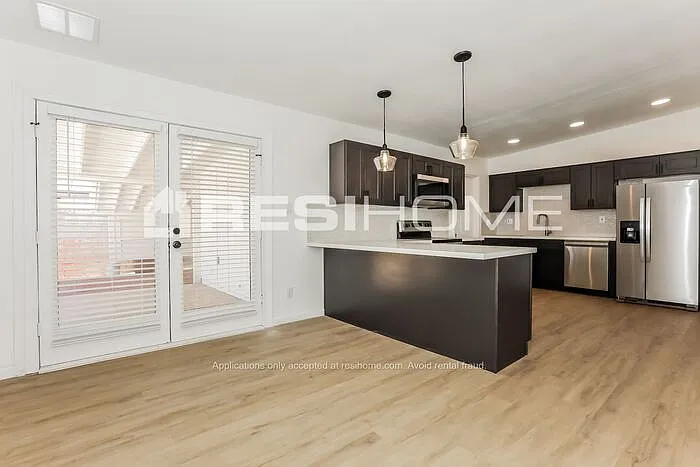 1314 E Del Rio Dr — Photo 3