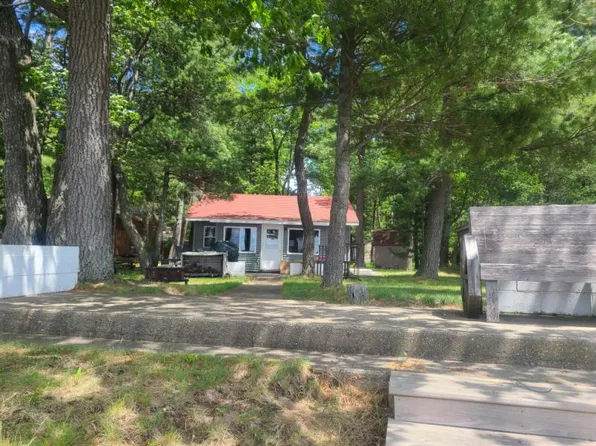 6299 Woodland Dr, Oscoda, MI 48750