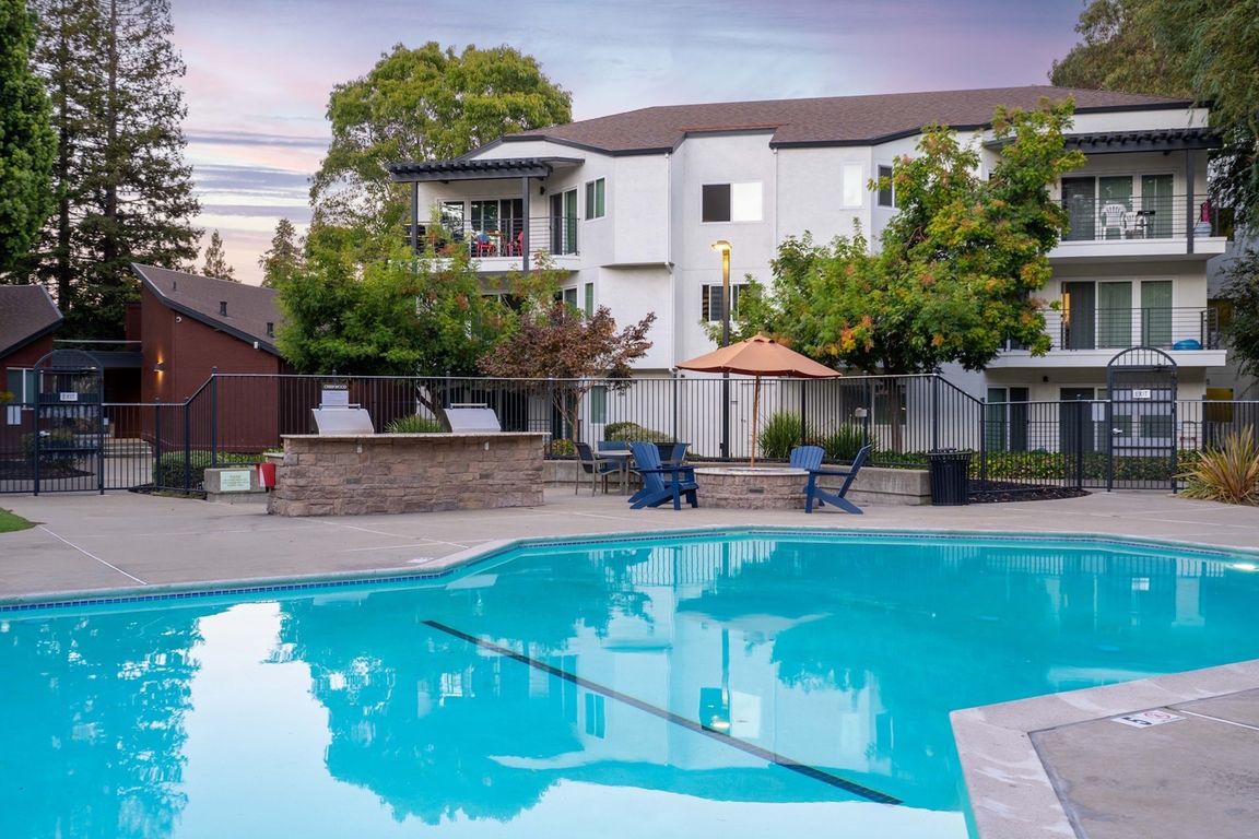 Outdoor Pool | Creekwood | Apartments For Rent In Hayward CA
