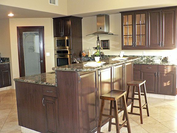 Large opne kitchen with granite, custom cabinets & more!