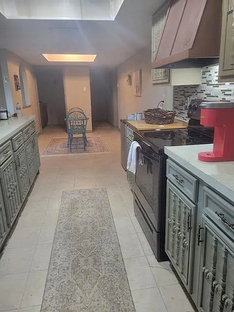 3 bed, 2100 sqft, $2,300 — Photo 2